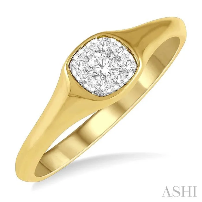 Modern gemstone rings with trendy stone designs -CUSHION SHAPE LOVEBRIGHT ESSENTIAL DIAMOND SIGNET RING